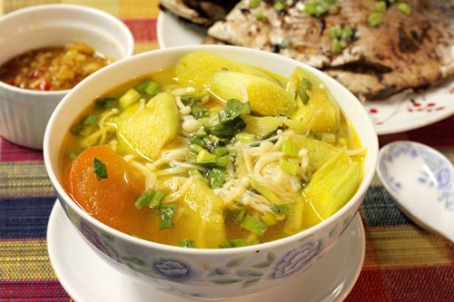 Vào bếp với BKOzozone - Canh nấm nấu chua Vào bếp với BKOzozone - Canh nấm nấu chua
